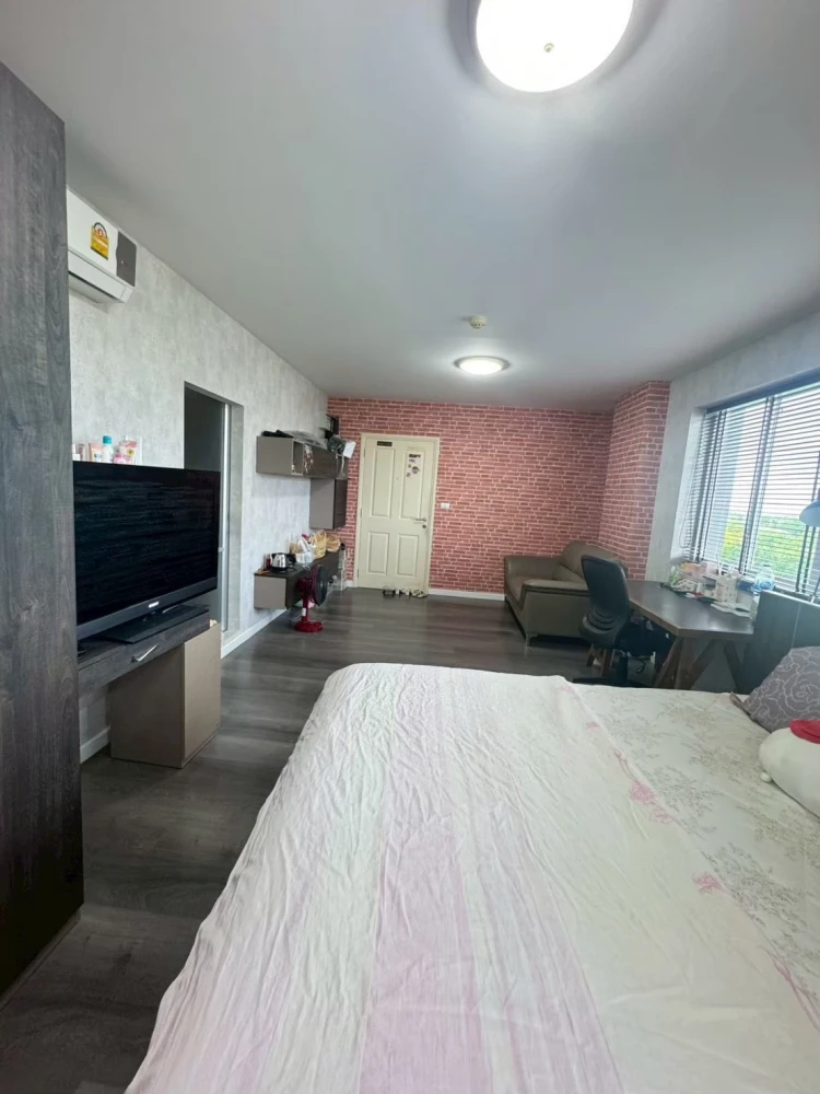 For sale or rent: DCondo Campus Resort Bangna, near ABAC Bangna. High-quality wallpaper installed in the rooms. Very quiet and private. Book now!