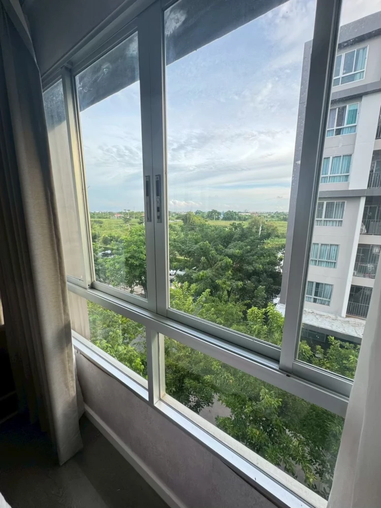 For sale or rent: DCondo Campus Resort Bangna, near ABAC Bangna. High-quality wallpaper installed in the rooms. Very quiet and private. Book now!