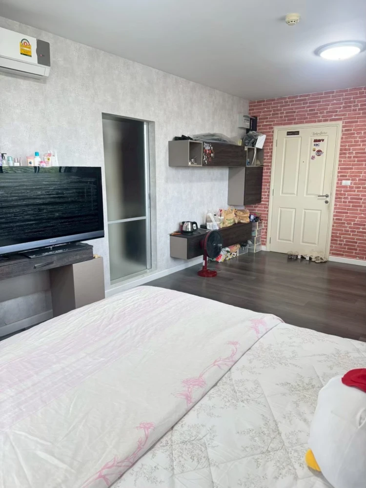 For sale or rent: DCondo Campus Resort Bangna, near ABAC Bangna. High-quality wallpaper installed in the rooms. Very quiet and private. Book now!