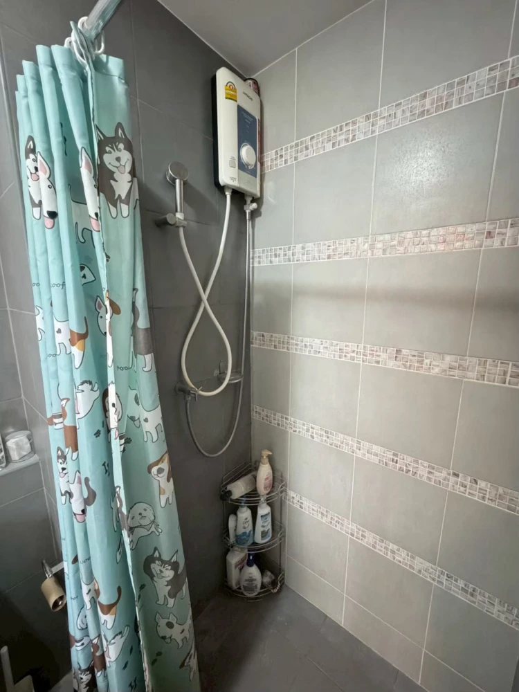 For sale or rent: DCondo Campus Resort Bangna, near ABAC Bangna. High-quality wallpaper installed in the rooms. Very quiet and private. Book now!