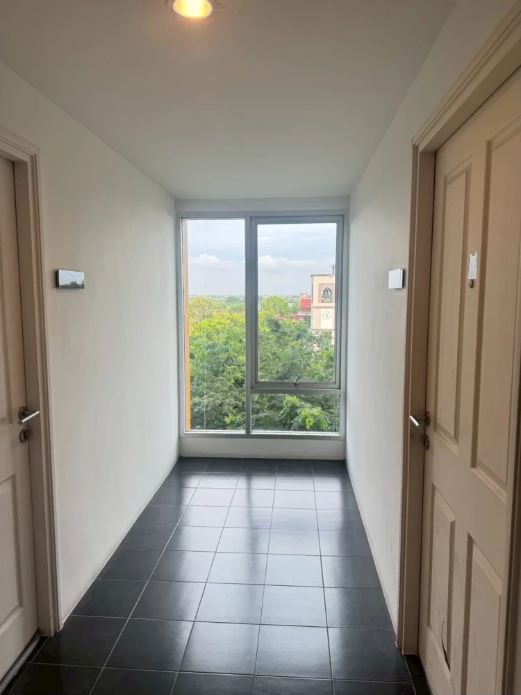 For sale or rent: DCondo Campus Resort Bangna, near ABAC Bangna. High-quality wallpaper installed in the rooms. Very quiet and private. Book now!