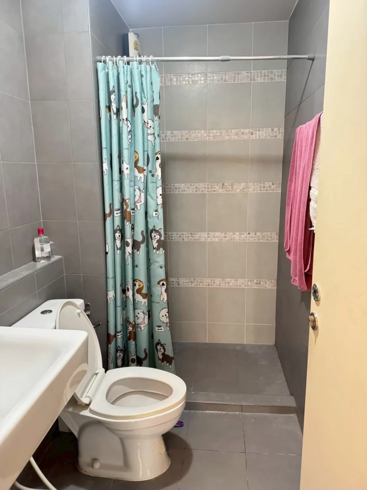 For sale or rent: DCondo Campus Resort Bangna, near ABAC Bangna. High-quality wallpaper installed in the rooms. Very quiet and private. Book now!