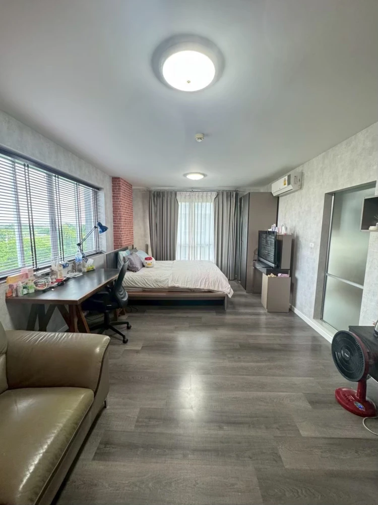 For sale or rent: DCondo Campus Resort Bangna, near ABAC Bangna. High-quality wallpaper installed in the rooms. Very quiet and private. Book now!