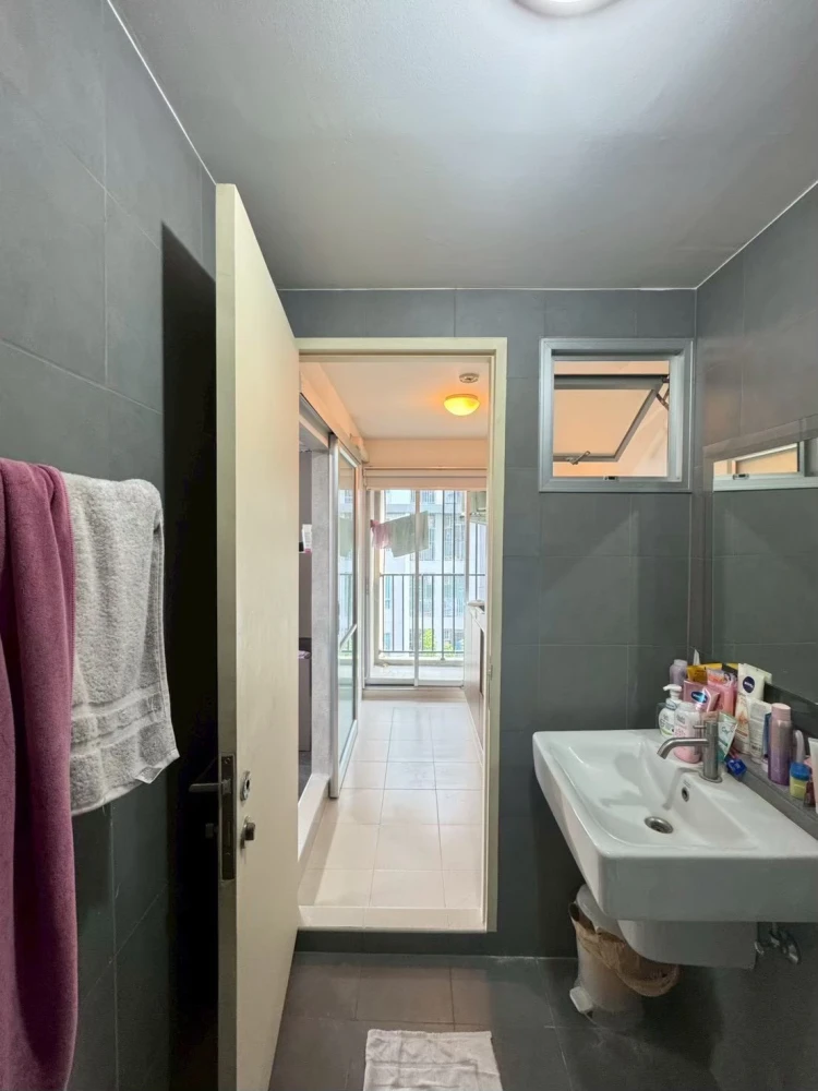 For sale or rent: DCondo Campus Resort Bangna, near ABAC Bangna. High-quality wallpaper installed in the rooms. Very quiet and private. Book now!