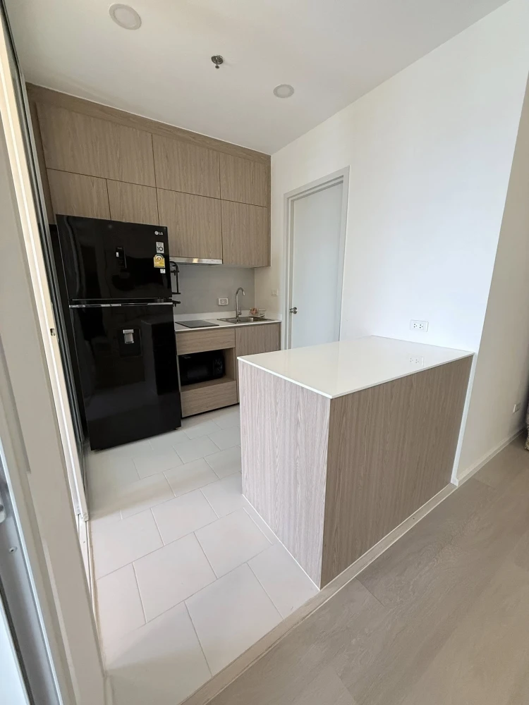 For sale or rent: De Lapis Charan 81. Beautifully decorated unit with high-quality built-in wall units and furniture. Don't miss out!