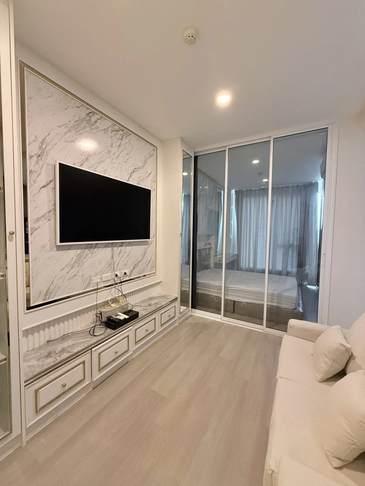 For sale or rent: De Lapis Charan 81. Beautifully decorated unit with high-quality built-in wall units and furniture. Don't miss out!
