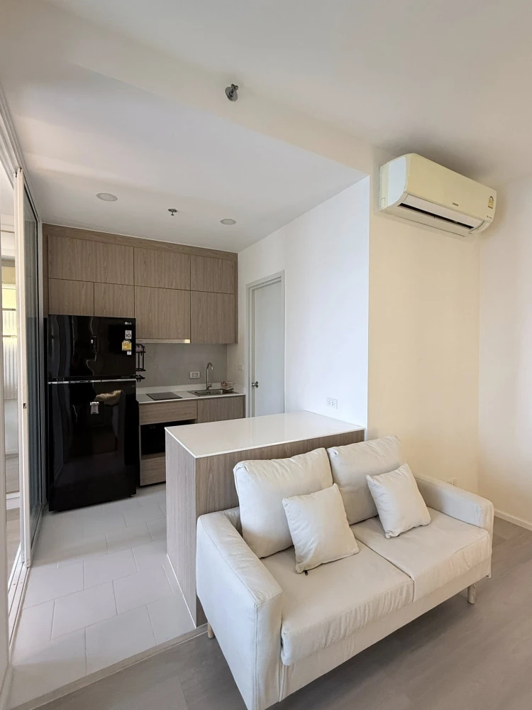 For sale or rent: De Lapis Charan 81. Beautifully decorated unit with high-quality built-in wall units and furniture. Don't miss out!
