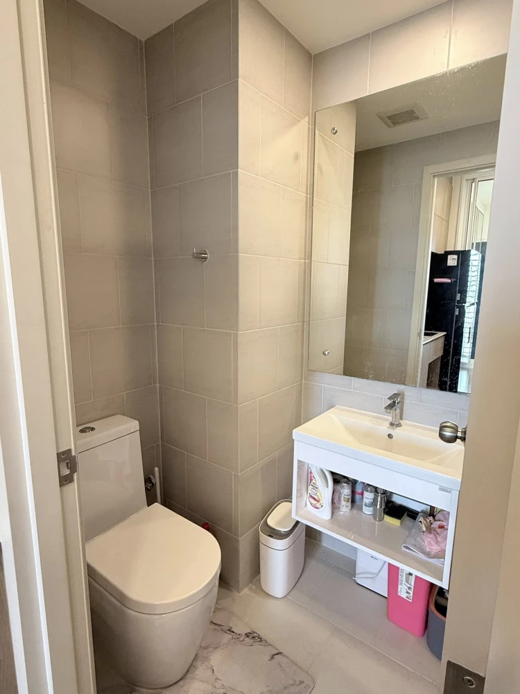 For sale or rent: De Lapis Charan 81. Beautifully decorated unit with high-quality built-in wall units and furniture. Don't miss out!