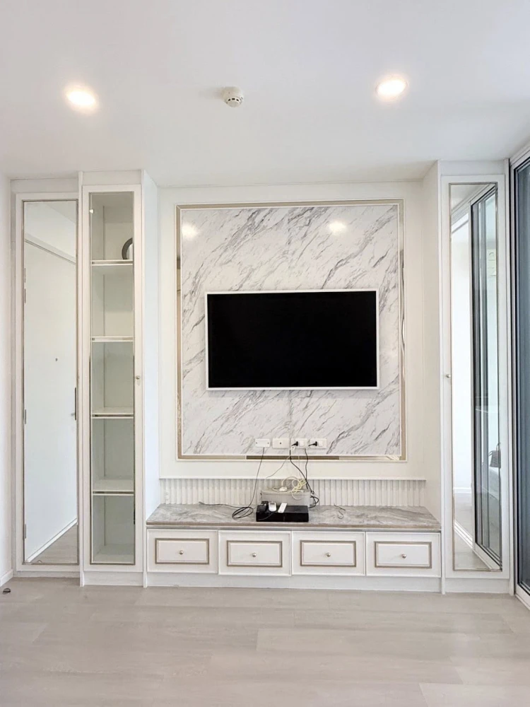 For sale or rent: De Lapis Charan 81. Beautifully decorated unit with high-quality built-in wall units and furniture. Don't miss out!
