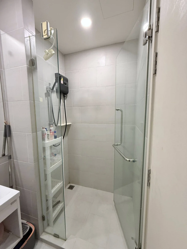 For sale or rent: De Lapis Charan 81. Beautifully decorated unit with high-quality built-in wall units and furniture. Don't miss out!