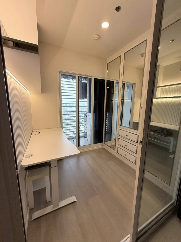 For sale or rent: De Lapis Charan 81. Beautifully decorated unit with high-quality built-in wall units and furniture. Don't miss out!