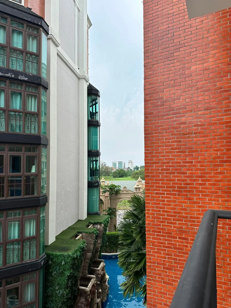 For sale, for rent, Espana Condo Resort Pattaya, balcony with ventilation, not stuffy, pool view, located directly in front of the wind and light, jus