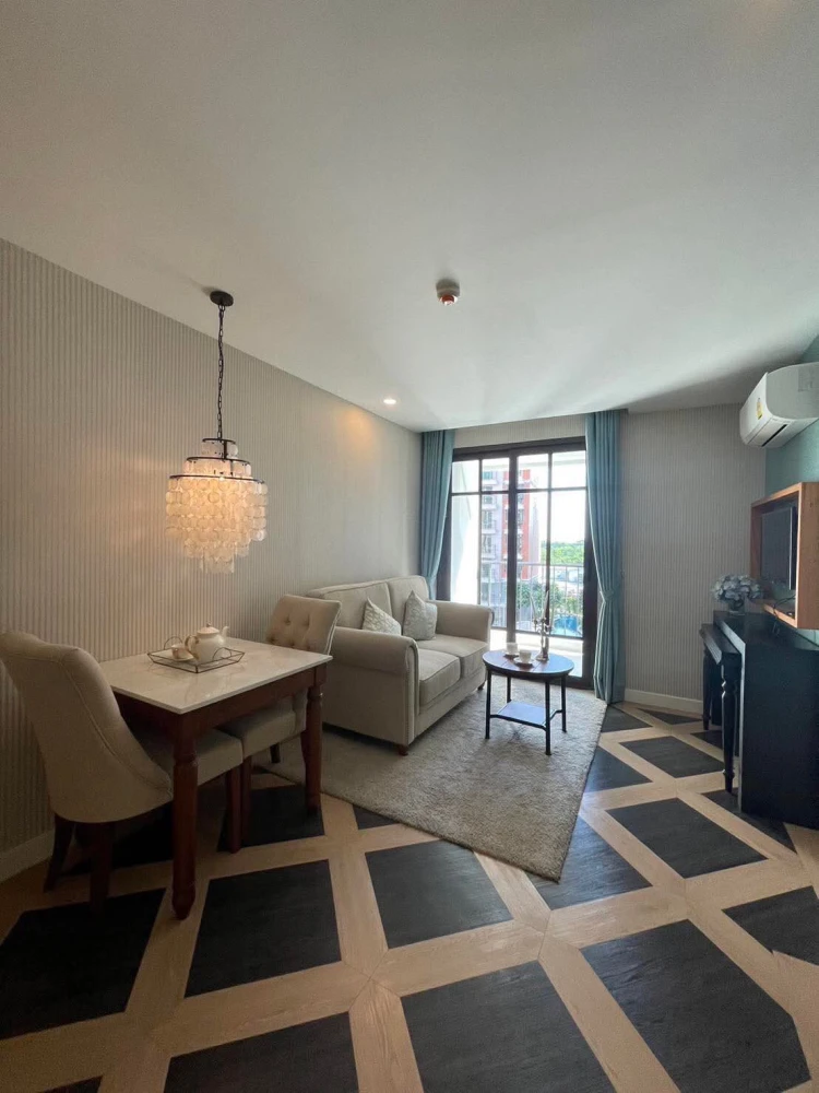 For sale, for rent, Espana Condo Resort Pattaya, balcony with ventilation, not stuffy, pool view, located directly in front of the wind and light, jus
