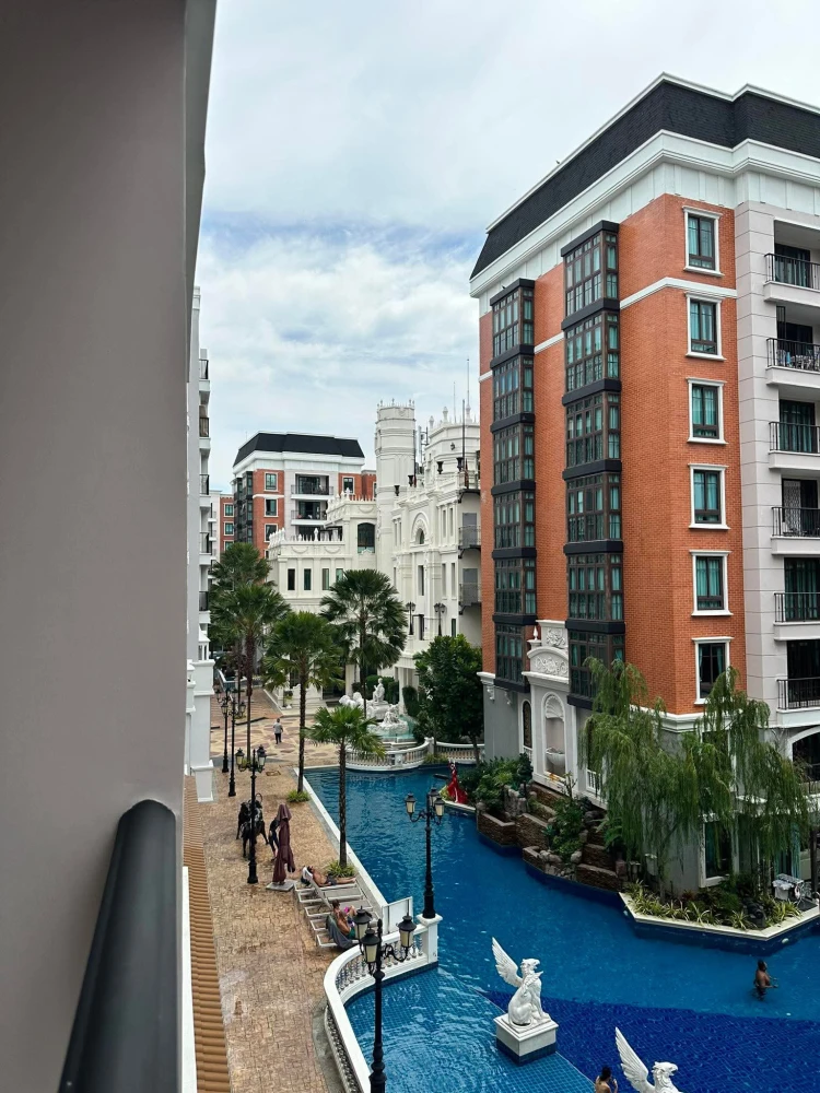 For sale, for rent, Espana Condo Resort Pattaya, balcony with ventilation, not stuffy, pool view, located directly in front of the wind and light, jus