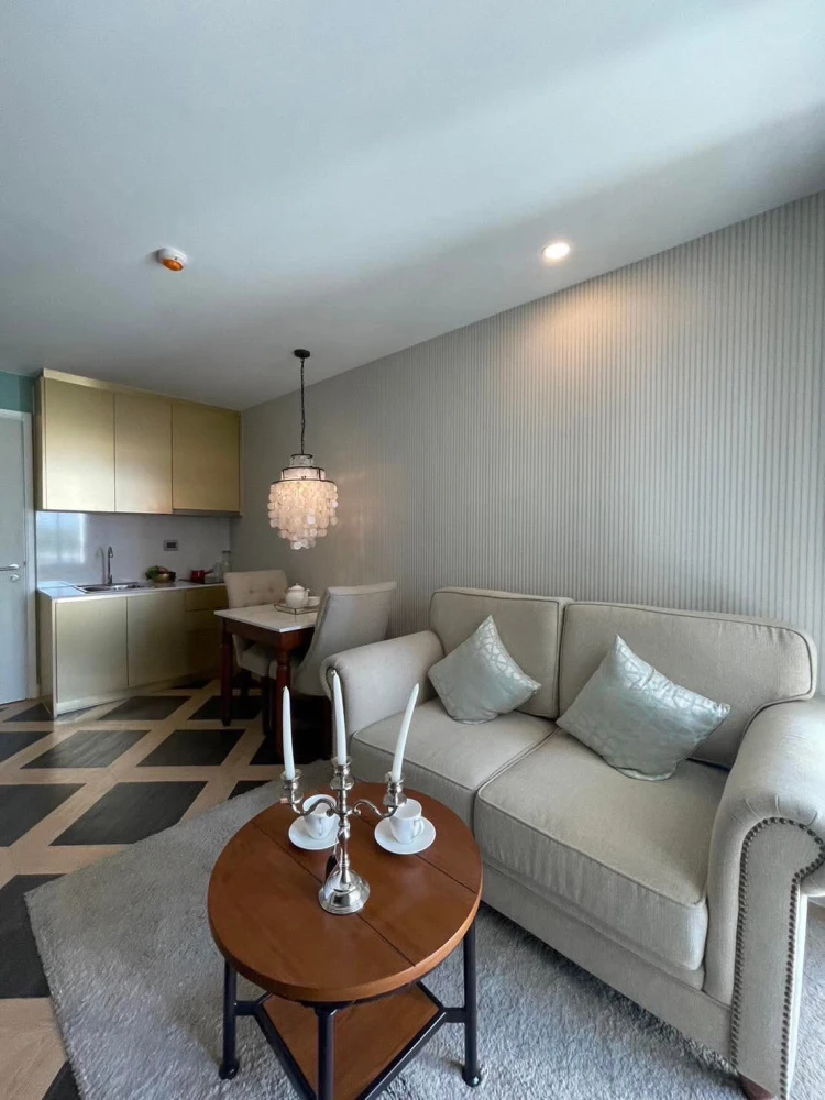 For sale, for rent, Espana Condo Resort Pattaya, balcony with ventilation, not stuffy, pool view, located directly in front of the wind and light, jus