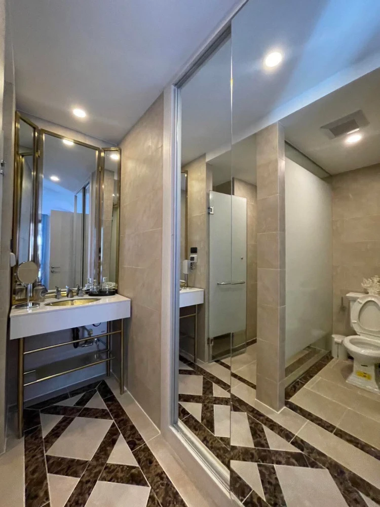 For sale, for rent, Espana Condo Resort Pattaya, balcony with ventilation, not stuffy, pool view, located directly in front of the wind and light, jus
