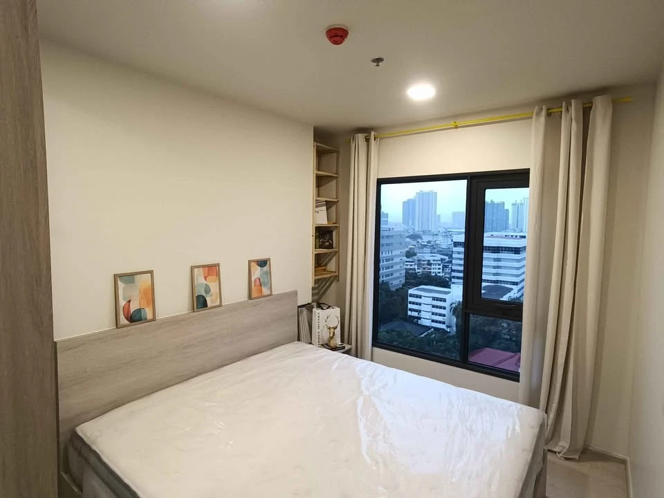 For sale or rent: FLO by Sansiri, corner unit – a rare item, the only one with a curved balcony. Stunning, expansive river views. Book now!