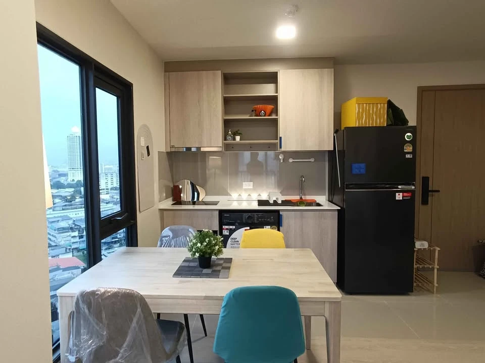 For sale or rent: FLO by Sansiri, corner unit – a rare item, the only one with a curved balcony. Stunning, expansive river views. Book now!