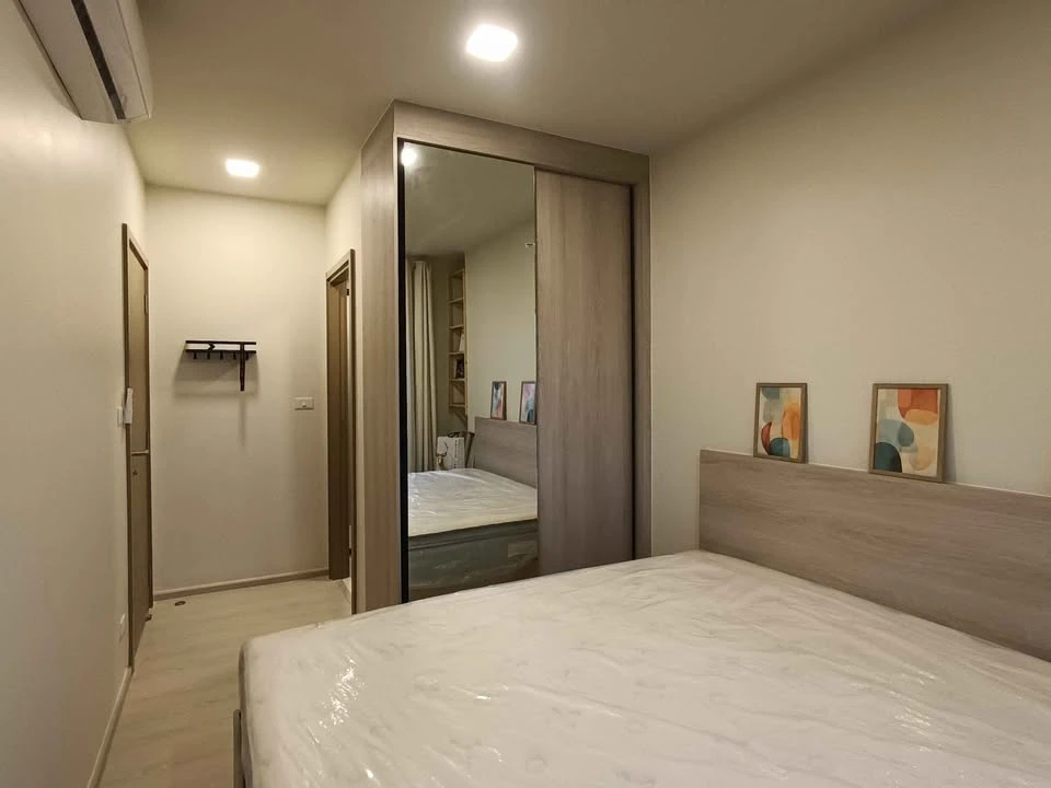 For sale or rent: FLO by Sansiri, corner unit – a rare item, the only one with a curved balcony. Stunning, expansive river views. Book now!