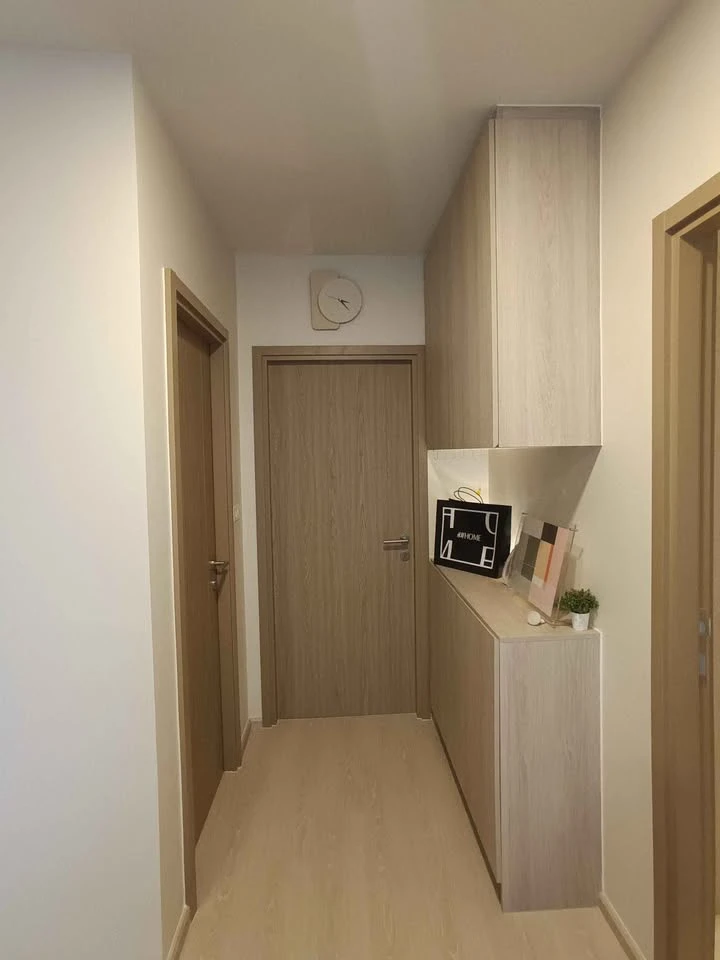 For sale or rent: FLO by Sansiri, corner unit – a rare item, the only one with a curved balcony. Stunning, expansive river views. Book now!