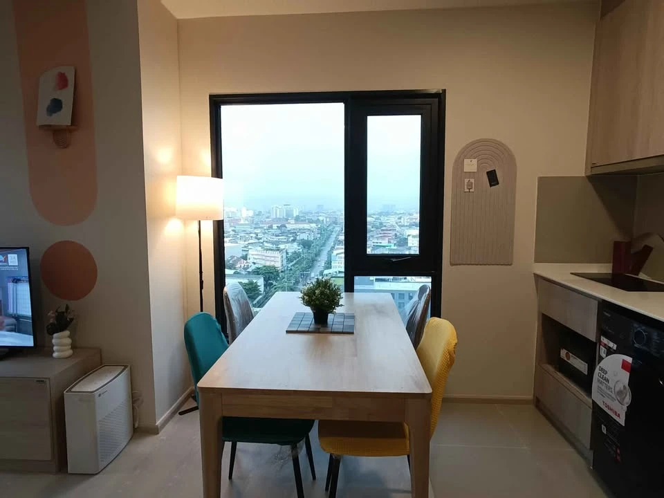 For sale or rent: FLO by Sansiri, corner unit – a rare item, the only one with a curved balcony. Stunning, expansive river views. Book now!