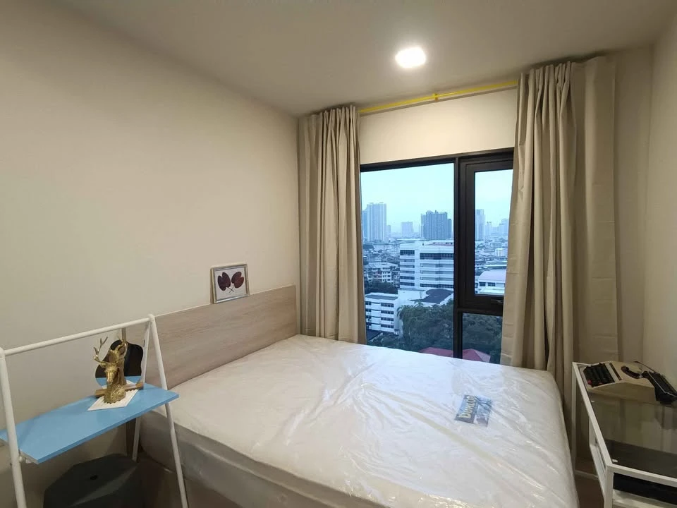 For sale or rent: FLO by Sansiri, corner unit – a rare item, the only one with a curved balcony. Stunning, expansive river views. Book now!