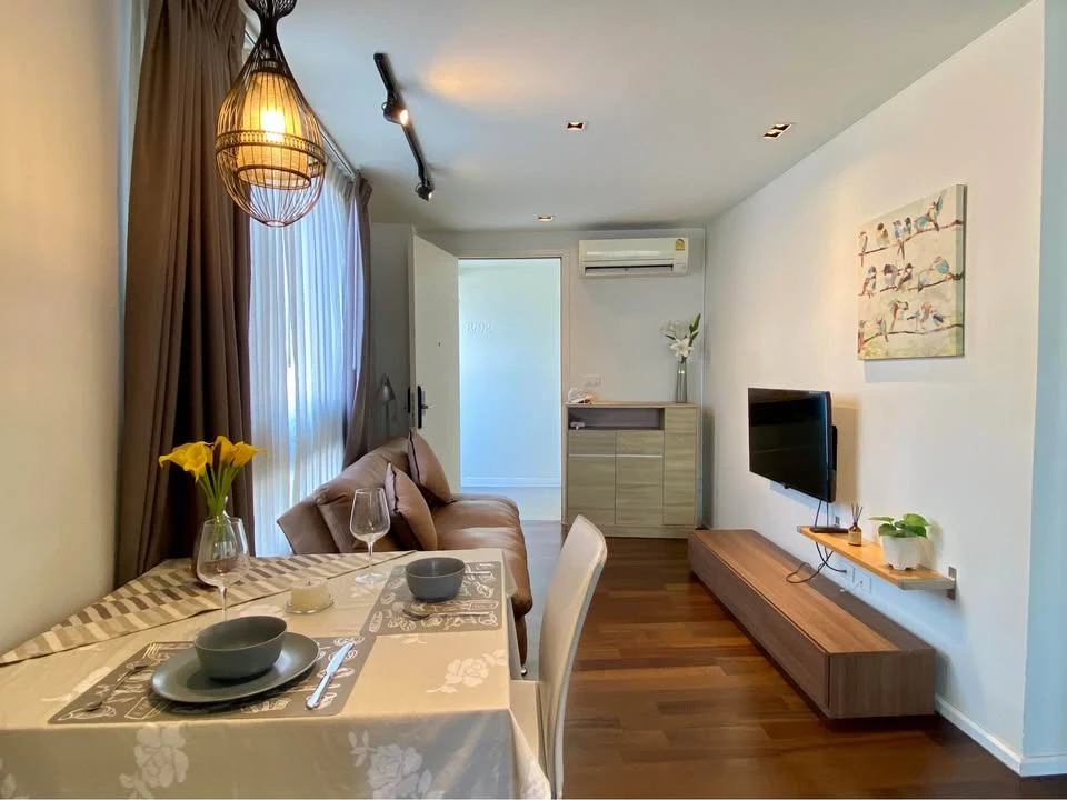For sale or rent: Formosa Ladprao 7. Features two-way windows for natural light and ventilation, and comes fully furnished with amenities. Book now!
