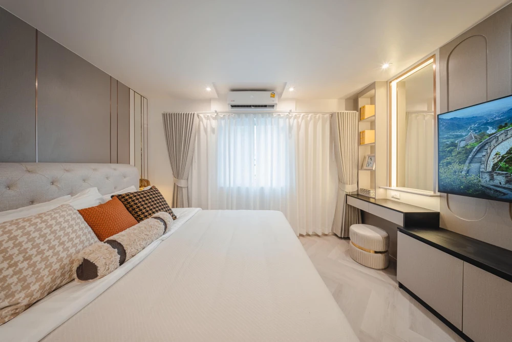 For sale, for rent, Fortune condo town 2 rooms, beautifully decorated built-in throughout the room, very spacious area, if you don't book, you'll real