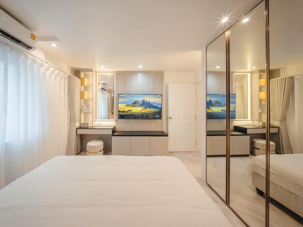 For sale, for rent, Fortune condo town 2 rooms, beautifully decorated built-in throughout the room, very spacious area, if you don't book, you'll real