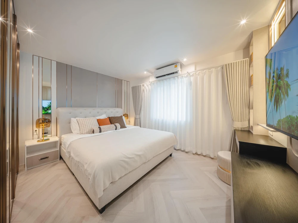 For sale, for rent, Fortune condo town 2 rooms, beautifully decorated built-in throughout the room, very spacious area, if you don't book, you'll real