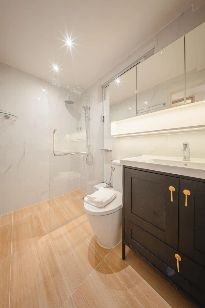 For sale, for rent, Fortune condo town 2 rooms, beautifully decorated built-in throughout the room, very spacious area, if you don't book, you'll real