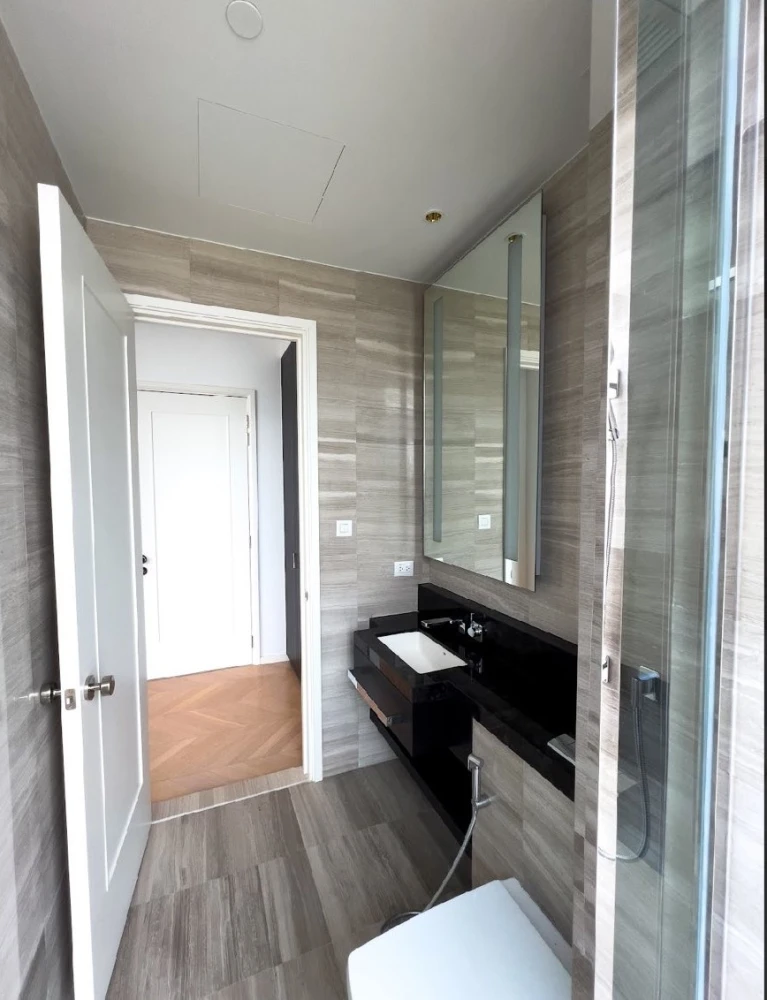 For sale, for rent, Four Seasons Private Residences, spacious room, lots of usable space, fully furnished, river view from high floor, don't miss it.