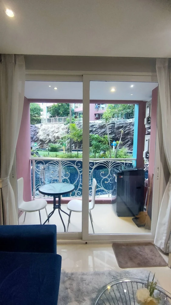 Room for rent at Grande Caribbean Resort Pattaya. Located on the 1st floor, with direct pool access. Fully furnished; just bring your suitcase and mov