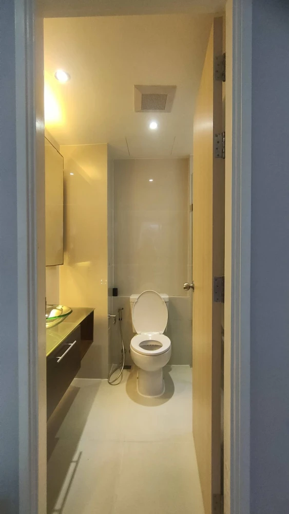 Room for rent at Grande Caribbean Resort Pattaya. Located on the 1st floor, with direct pool access. Fully furnished; just bring your suitcase and mov