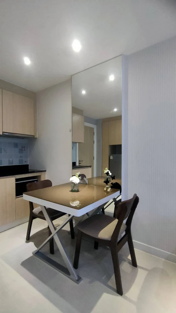 Room for rent at Grande Caribbean Resort Pattaya. Located on the 1st floor, with direct pool access. Fully furnished; just bring your suitcase and mov