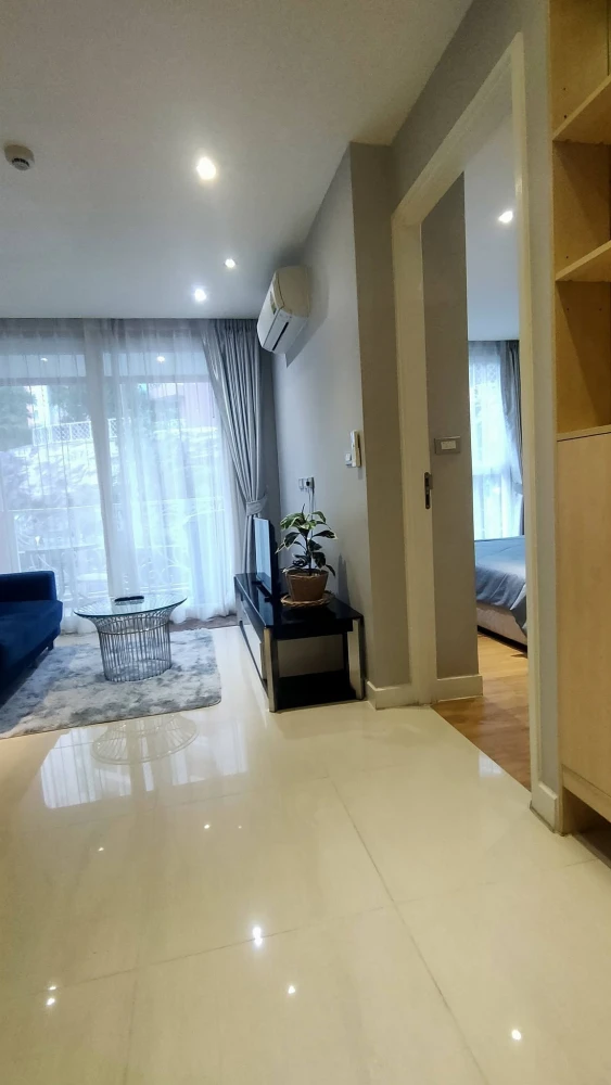 Room for rent at Grande Caribbean Resort Pattaya. Located on the 1st floor, with direct pool access. Fully furnished; just bring your suitcase and mov
