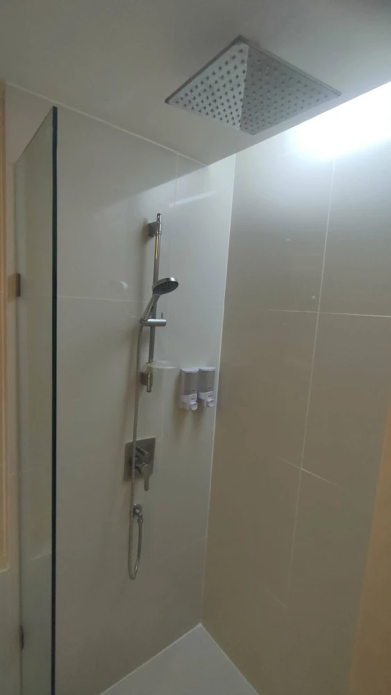 Room for rent at Grande Caribbean Resort Pattaya. Located on the 1st floor, with direct pool access. Fully furnished; just bring your suitcase and mov