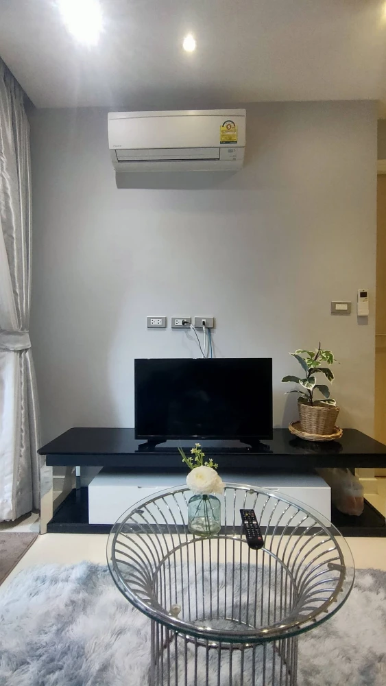 Room for rent at Grande Caribbean Resort Pattaya. Located on the 1st floor, with direct pool access. Fully furnished; just bring your suitcase and mov
