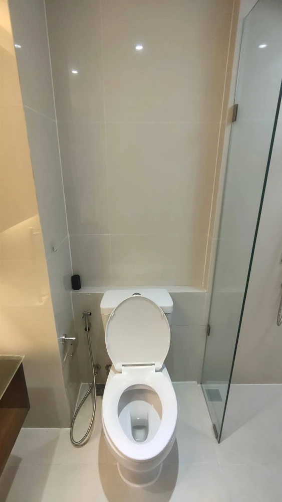 Room for rent at Grande Caribbean Resort Pattaya. Located on the 1st floor, with direct pool access. Fully furnished; just bring your suitcase and mov