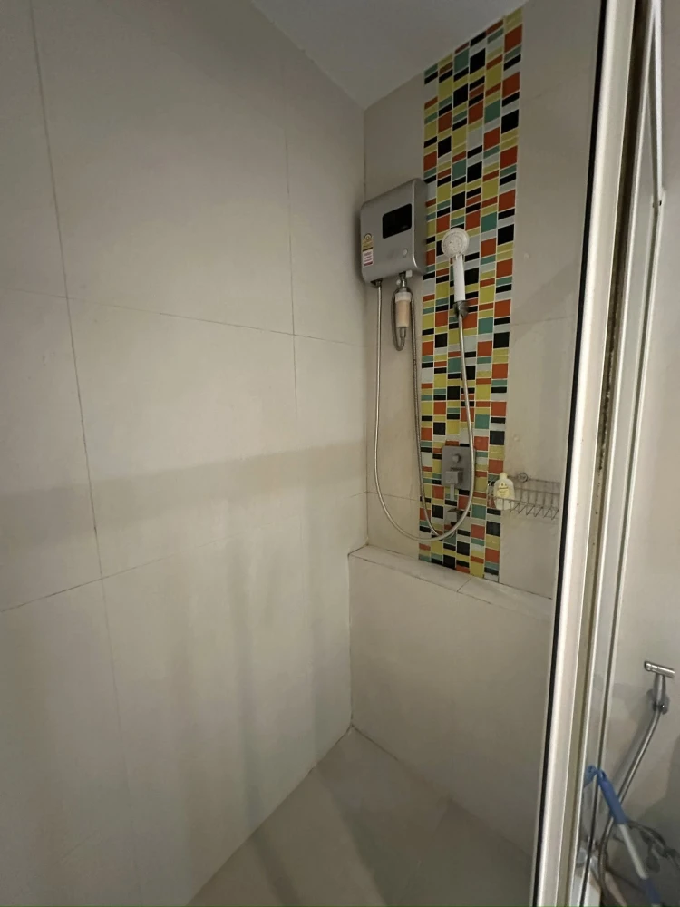 For sale or rent: Happy Condo Ladprao 101, a lovely room on the 2nd floor, with plenty of usable space and complete amenities. Don't miss out!