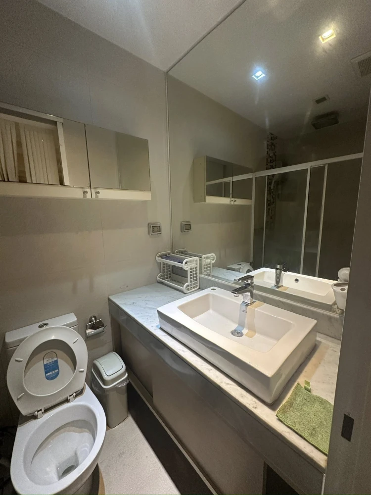 For sale or rent: Happy Condo Ladprao 101, a lovely room on the 2nd floor, with plenty of usable space and complete amenities. Don't miss out!
