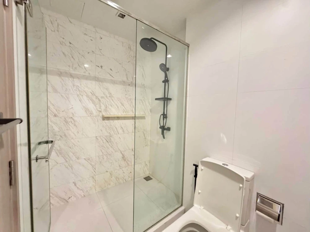 For sale or rent: HQ Thonglor. Spacious rooms with ample usable space, coordinated interior design, and fully furnished. Don't miss out!
