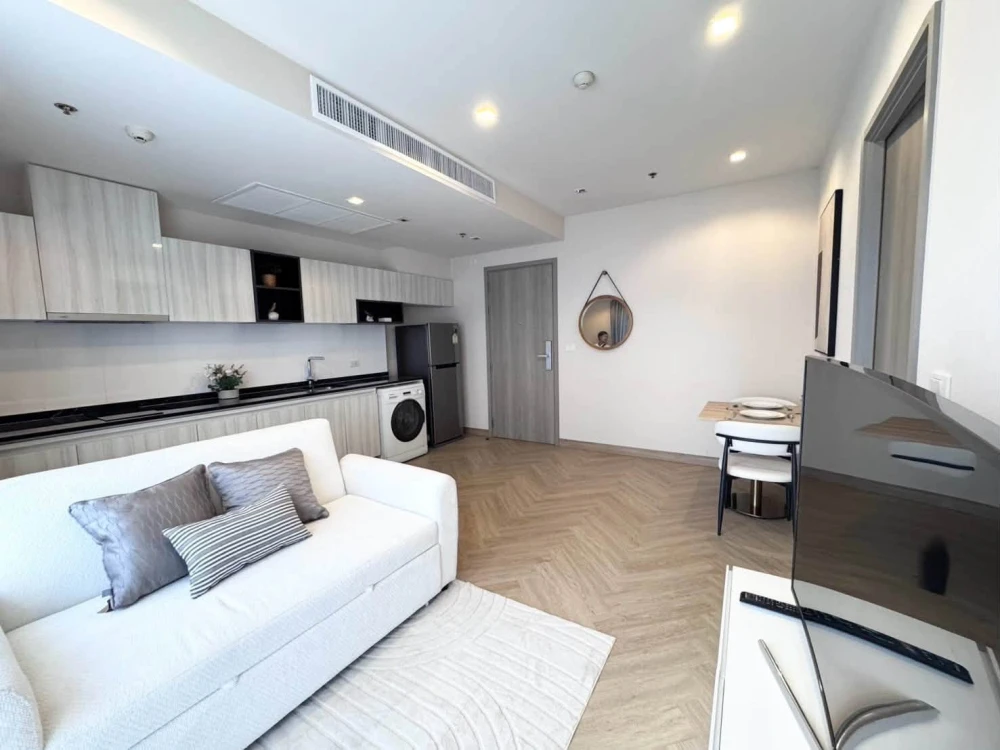 For sale or rent: HQ Thonglor. Spacious rooms with ample usable space, coordinated interior design, and fully furnished. Don't miss out!