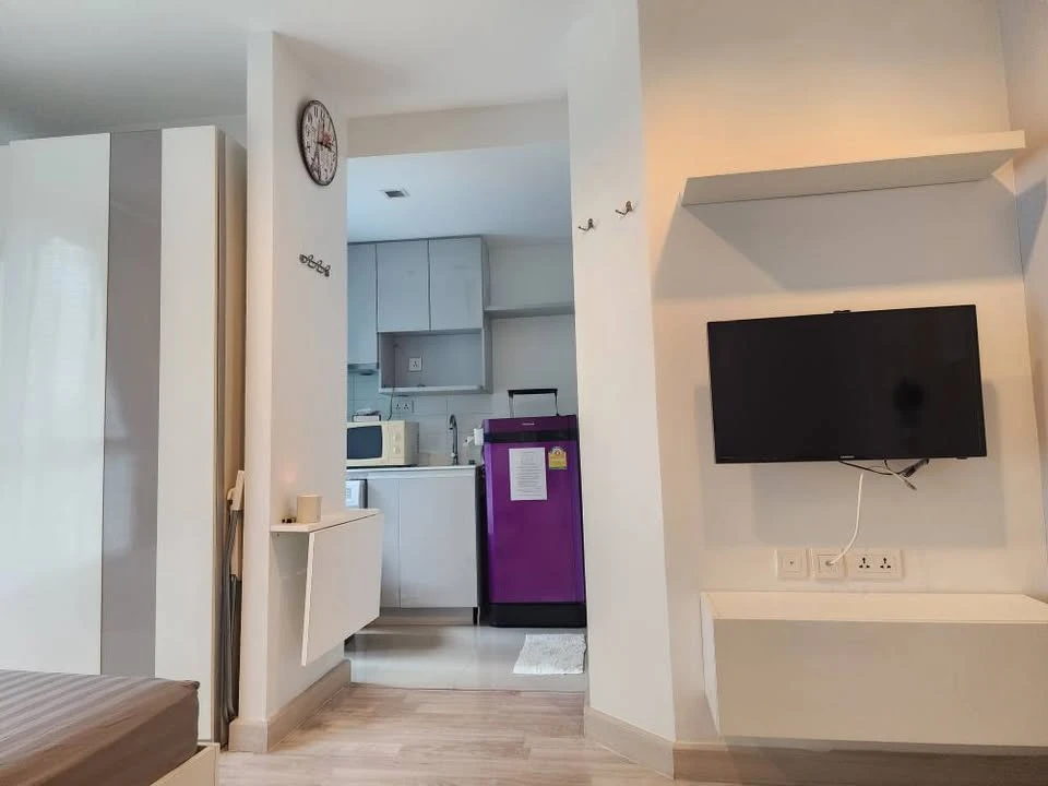 For sale or rent: Ideo Mobi Rama 9, 9th floor, swimming pool view, good breeze, unblocked view, with electrical appliances. Don't miss out or you'll r
