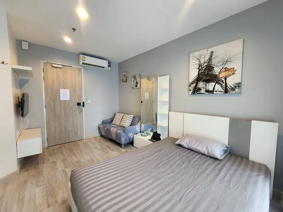 For sale or rent: Ideo Mobi Rama 9, 9th floor, swimming pool view, good breeze, unblocked view, with electrical appliances. Don't miss out or you'll r