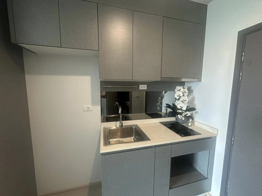 For sale or rent: Ideo New Rama 9, 10th floor, swimming pool view, nice room, interested in owning, hurry and reserve now.