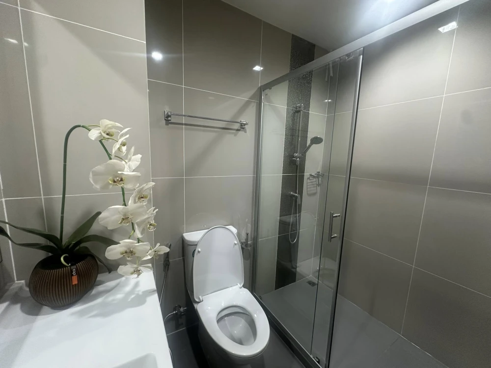 For sale or rent: Ideo New Rama 9, 10th floor, swimming pool view, nice room, interested in owning, hurry and reserve now.