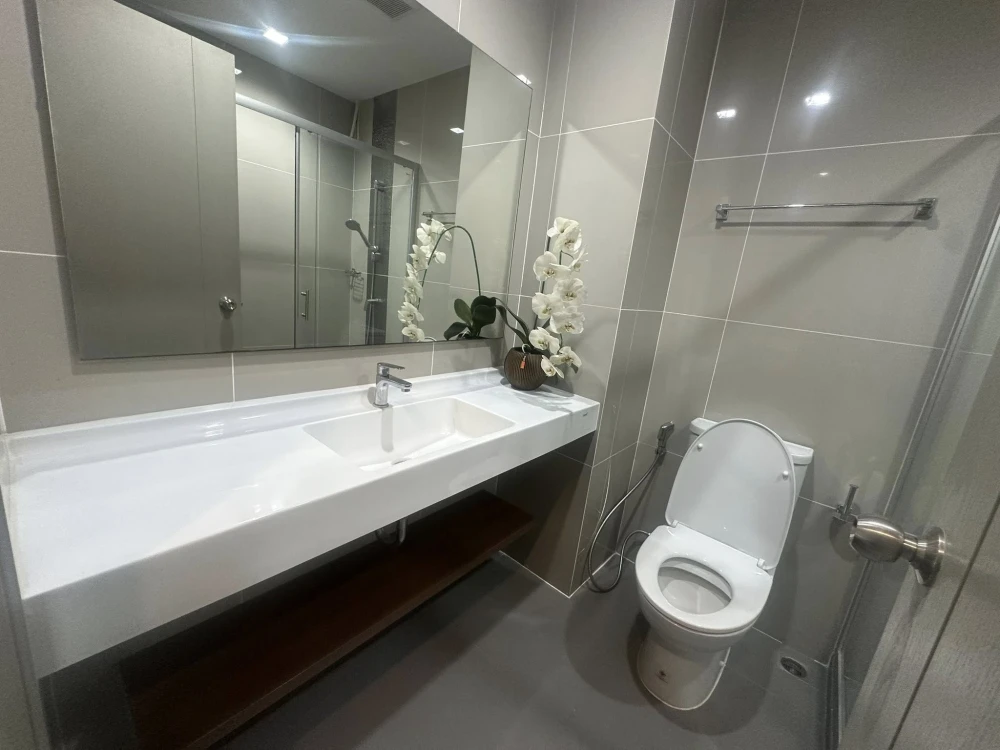 For sale or rent: Ideo New Rama 9, 10th floor, swimming pool view, nice room, interested in owning, hurry and reserve now.