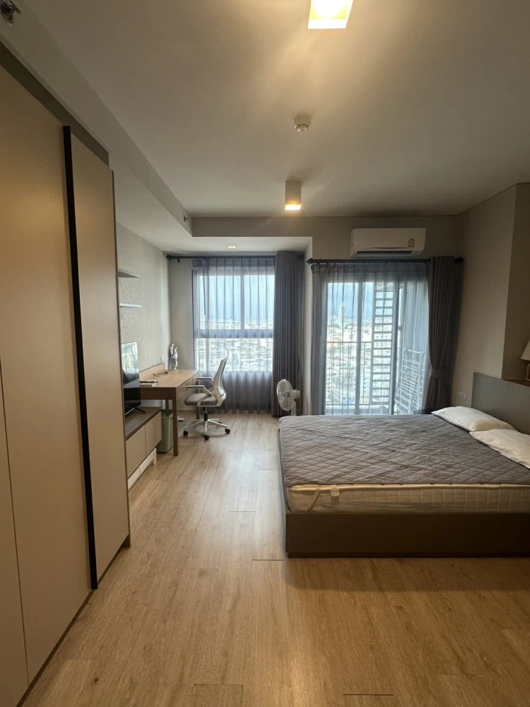 For sale/rent Ideo sathorn wongwian yai, very beautiful room, 17th floor, city view, very good atmosphere. The room is ready. Hurry up.