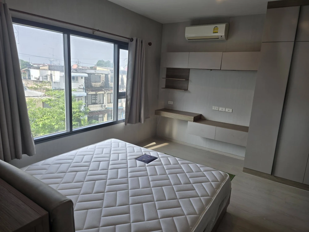 For sale or rent: IDEO Thaphra Interchange, 5th floor. This floor has higher ceilings than other floors because it's located on the parking level with